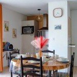 Espace salle à manger lumineux dans un appartement en location à Béziers