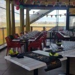 Tables dressées sous une tonnelle pour repas de groupe à La Fromagerie, près de Saint-Julien-en-Genevois