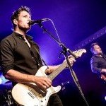 Chanteur jouant de la guitare pendant une soirée au Casino de Saint-Julien
