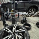 Véhicule SUV sur pont élévateur pour changement de pneumatiques et contrôle sécurité chez Monsieur Pneus à Amancy