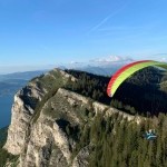 Parapente en vol au-dessus des montagnes avec vue panoramique sur le lac Léman en contrebas