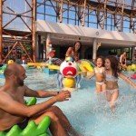 Famille s'amusant dans les jeux d'eau du parc aquatique Vitam UCPA