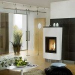 Insert de cheminée vitré installé dans un salon contemporain