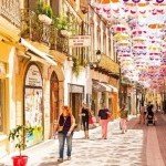 Rue piétonne animée du centre-ville pour profiter de louer un appartement le weekend à Béziers 34