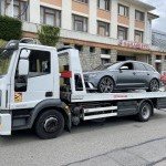 Voiture chargée sur un plateau devant un garage partenaire DVRA