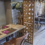 Vue de la salle du bar restaurant sous un autre angle, espace convivial
