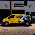 Semi-covering publicitaire jaune et noir sur profil d'un fourgon ECR 360 devant l'atelier de marquage SmartCover