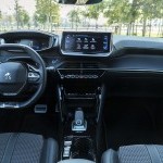 Habitacle de la Peugeot 208, véhicule bien équipé vendu par Fast Car à Thonon