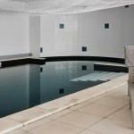 Piscine intérieure chauffée d'une résidence gérée par la conciergerie Home Prestige Partner en Haute-Savoie