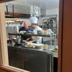 Cuisines professionnelles du restaurant Le Gaium en pleine activité