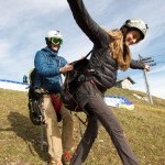 Préparation d’un vol en parapente biplace avec moniteur avant le décollage à Thollon-les-Mémises