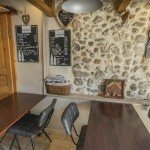 Décoration traditionnelle du Café de la Poste mettant en valeur l’ambiance rustique