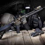 Équipement complet d’airsoft avec réplique, gilet tactique et protections