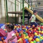 Piscine à balles colorée dans le parc de loisirs pour enfants près d’Annemasse