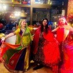 Animation en tenues traditionnelles indiennes lors d’une soirée spéciale chez Indian Masala Saint-Julien-en-Genevois