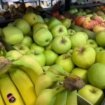 Étal de fruits frais avec bananes et pommes bien mûres