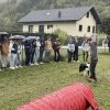 Démonstration d’éducation canine devant un groupe au Dog Center Les Millières, en Haute-Savoie
