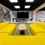 Aménagement d'un espace de détente créatif avec canapés jaunes et fresque murale japonaise