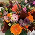Composition florale élégante avec un mélange de fleurs roses et oranges