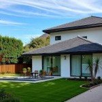 Villa moderne avec terrasse et jardin paysagé issue d’un projet de construction de maison individuelle en Haute-Savoie