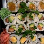 California rolls accompagnés de wasabi et gingembre, spécialité japonaise servie à Sushi & Kimchi