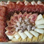Assiette gourmande de charcuterie artisanale et fromages de Savoie au restaurant La Fromagerie