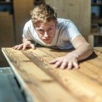 Artisan menuisier Robin Chalençon en pleine fabrication de meuble sur mesure