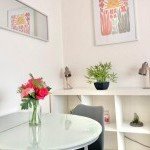 Coin repas lumineux et fleuri dans un appartement géré par la conciergerie GoldenKeys à Cluses