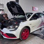 Mécaniciens chez MonsieurPneus à Amancy effectuant un entretien moteur d'une Renault Mégane