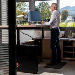 Poste de travail ergonomique assis-debout avec bureau réglable en hauteur pour prévenir les TMS