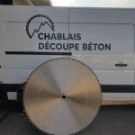 Disque de sciage béton professionnel avec logo Chablais Découpe Béton en fond