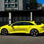Berline électrique Lucid jaune fluo avec covering publicitaire et lettrage adhésif sur mesure en Haute-Savoie