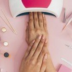Matériel professionnel et lampe UV LED pour la pose d'ongles en gel au salon de beauté XXL Coiffure à Annemasse
