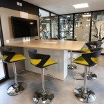 Table de réunion haute avec tabourets ergonomiques jaunes et noirs pour espace de travail dynamique