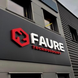 Enseigne commerciale en lettres découpées relief blanc et rouge réalisée par SmartCover en Haute-Savoie
