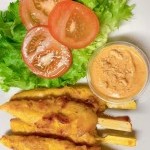 Brochettes de poulet satay, spécialité du restaurant Basilic Thaï près de Reignier