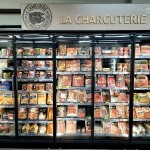 Armoire réfrigérée contenant charcuterie et viandes fraîches