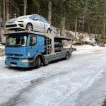 Transport multi-véhicules avec plateau double étage sur route enneigée