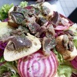 Salade du jour gésiers de canard sur un lit de verdures