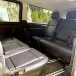 Intérieur confortable d’un taxi Taxility avec sièges face à face pour trajets alpins