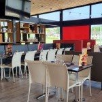 Intérieur chaleureux de l'établissement