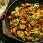 Crevettes Karahi aux épices indiennes, plat maison servi au restaurant Indian Masala à Saint-Julien