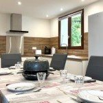 Cuisine équipée et grande table de salle à manger pour groupes, service de gestion locative GoldenKeys