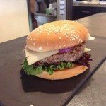 Burger maison généreux proposé dans la carte du Full Moon Café