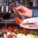 Assiette de charcuterie servie dans l’espace snacking du bar restaurant Le Galta à Saint-Julien-en-Genevois