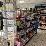 Etagères de cartes postales et jeux pour enfants du 2LR