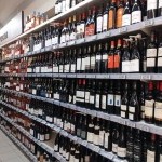 Rayon des vins du Magasin Utile avec une sélection variée de bouteilles