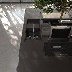 Ilot central de cuisine italienne moderne avec hotte intégrée et verdure par Aran Cucine à Montpellie