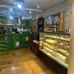 Vue de l’intérieur du restaurant Sushi & Kimchi à Collonges-sous-Salève, cadre asiatique