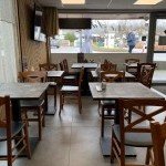 Salle intérieure du restaurant Le Pacha à Gex, espace pour repas sur place de tacos et burgers